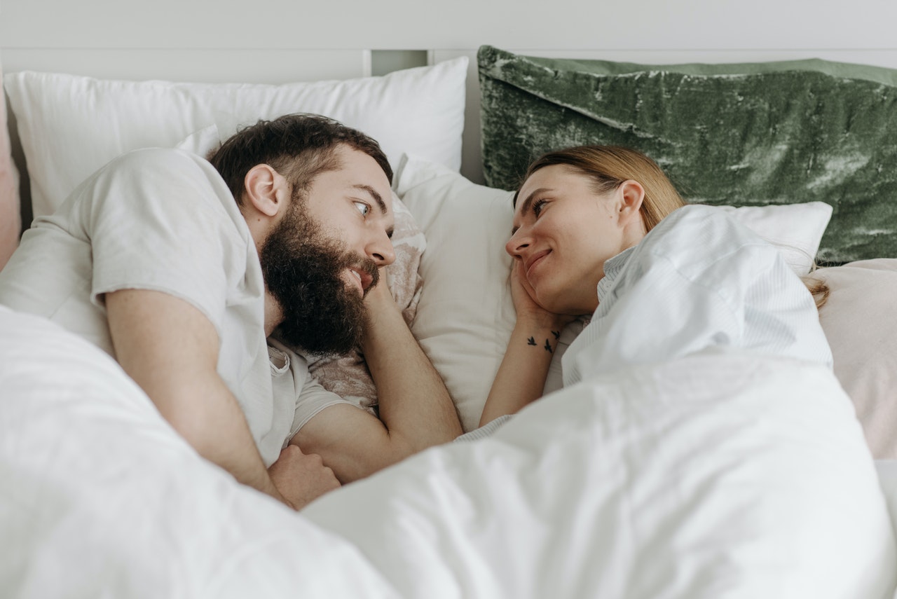 Muškarac i žena u krevetu