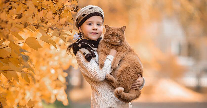 dete drži mačku