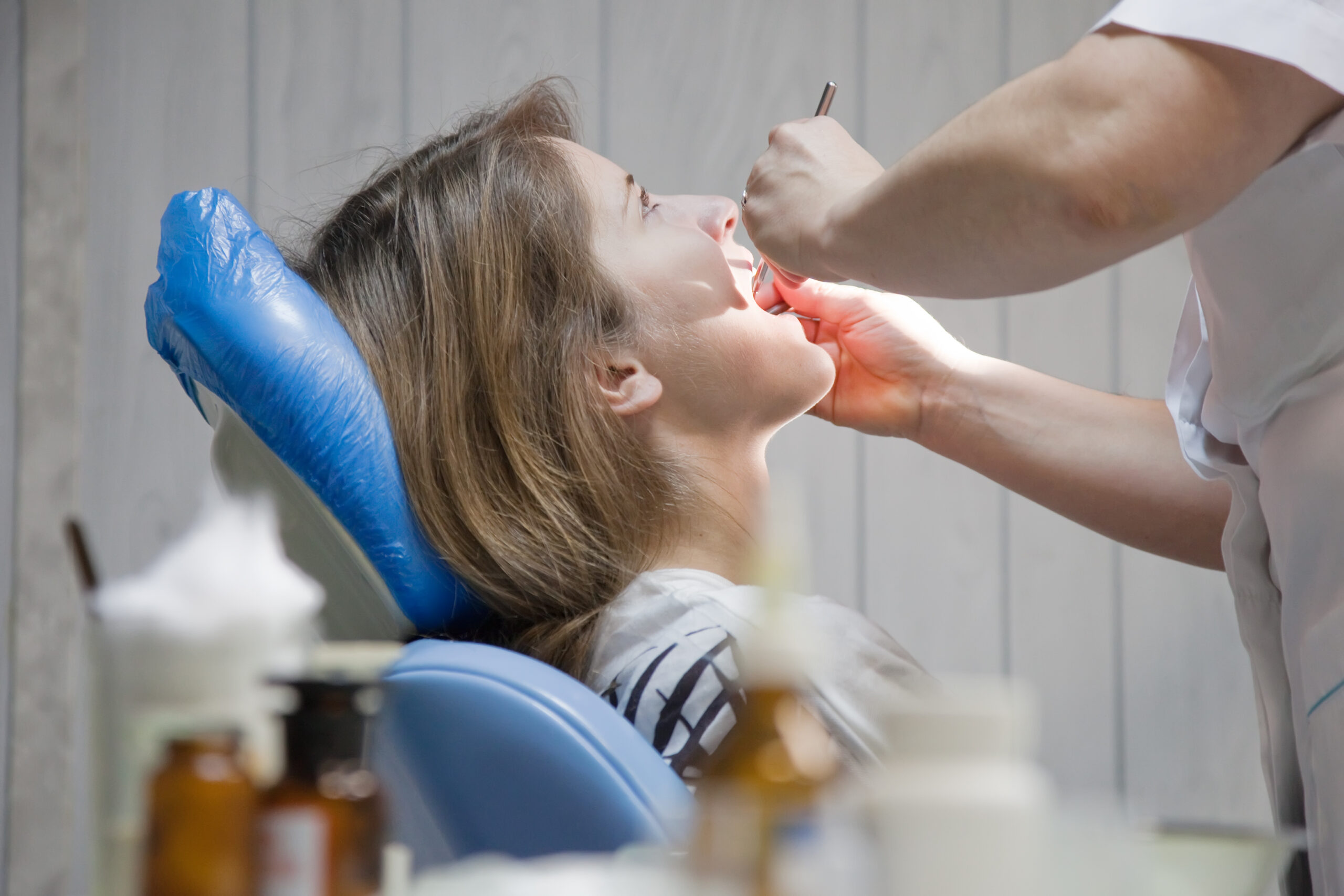 Žena kod zubara na pregledu