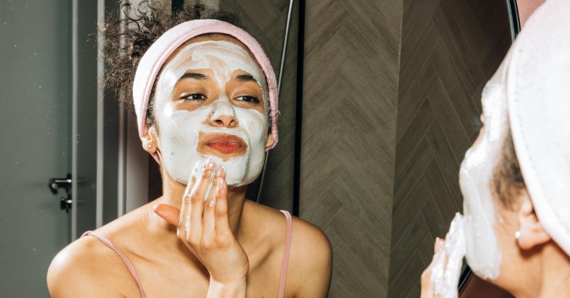 Devojka stavlja masku na lice