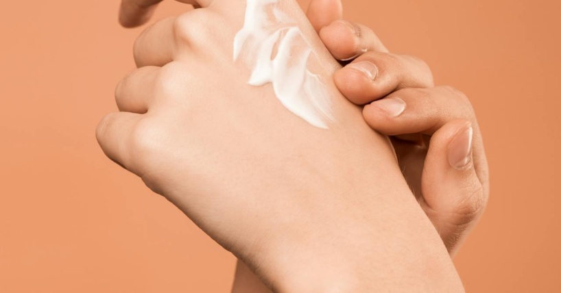 Krema na rukama ženske osobe.