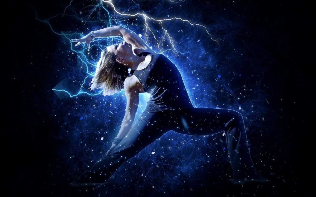 Devojka radi jogu okružena munjama koje simbolizuju priliv energije