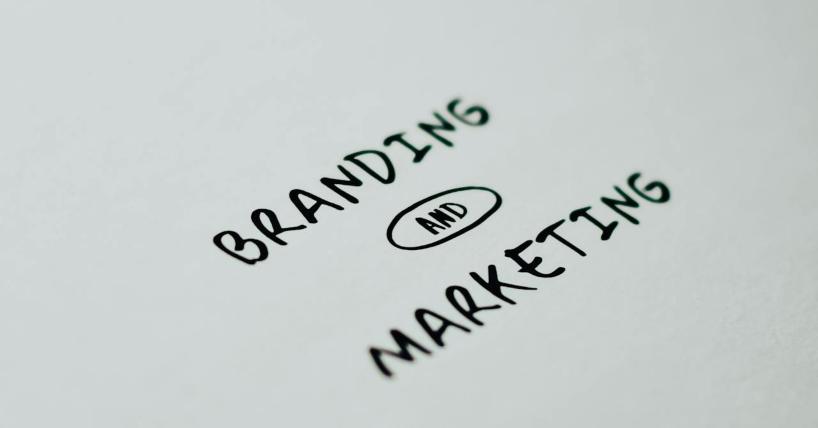 Papir na kojem piše “Branding and Marketing.”