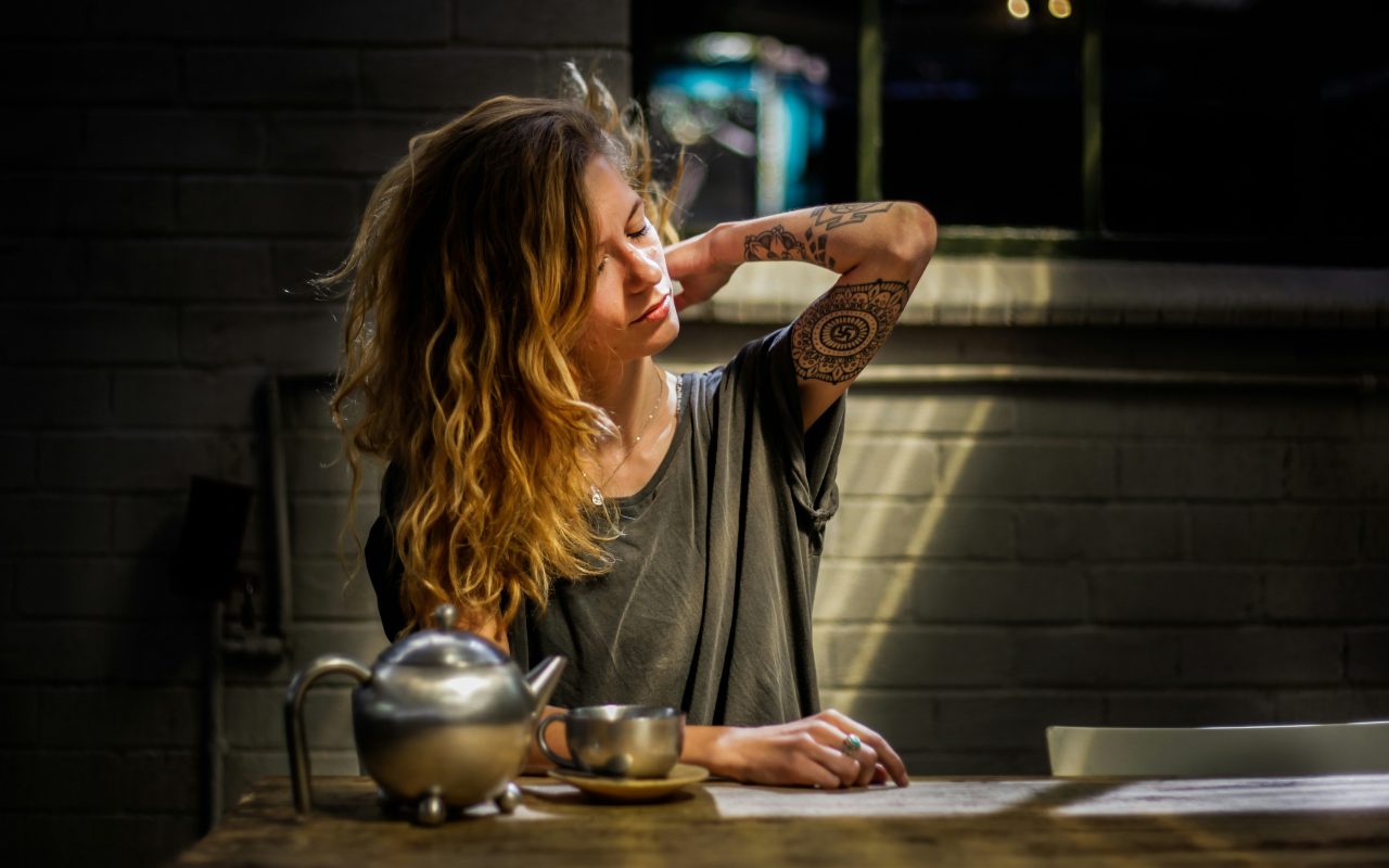 Devojka se drži za bolni vrat.