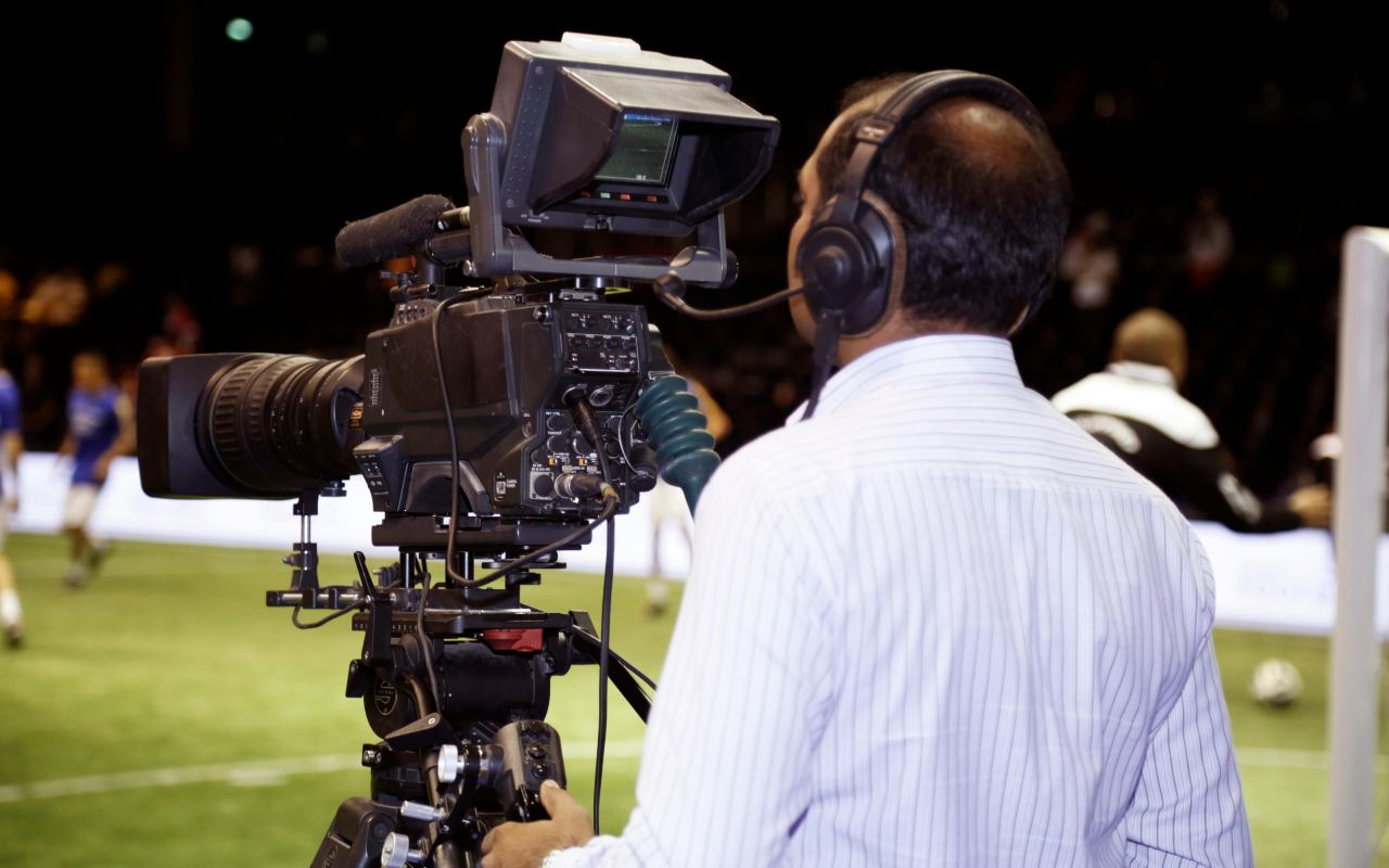 Kamerman snima fudbalsku utakmicu.