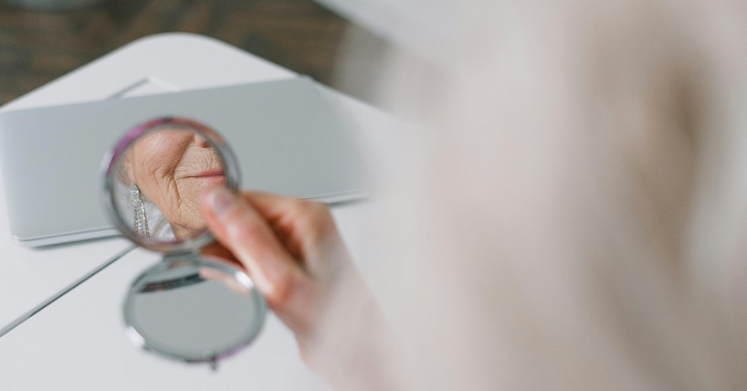 Naborana koža se vidi u ogledalu