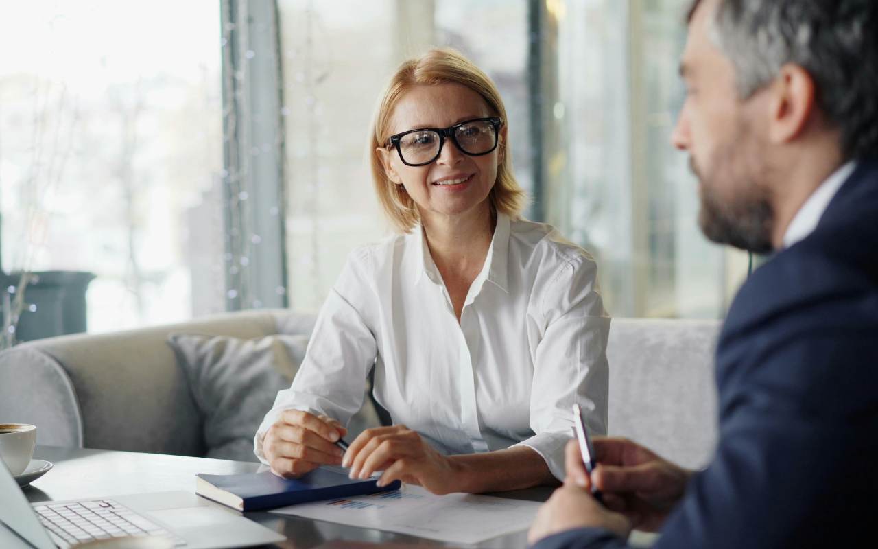 Muškarac i žena razgovaraju