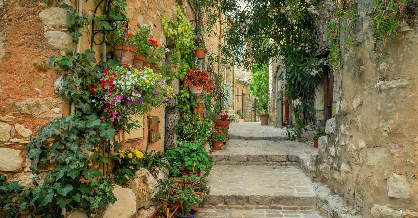 Uska ulica između kuća