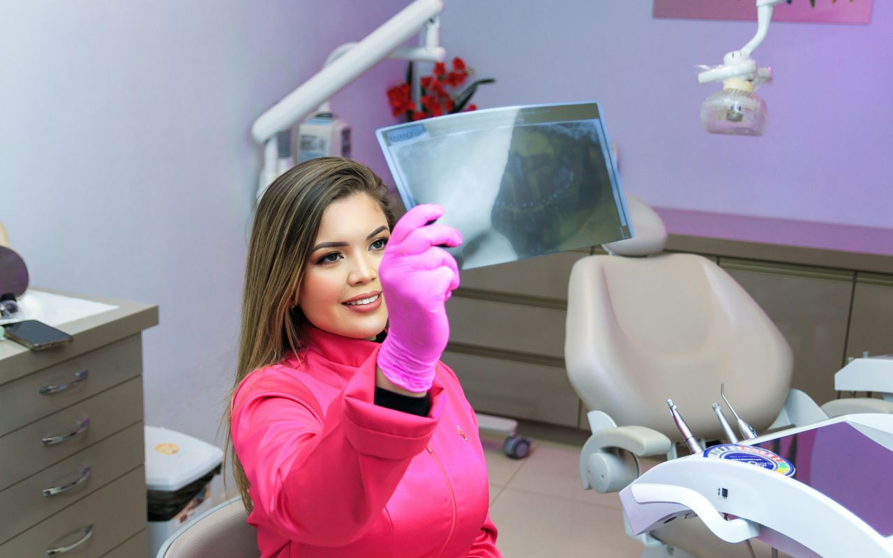 Žena stomatolog gleda snimak vilice