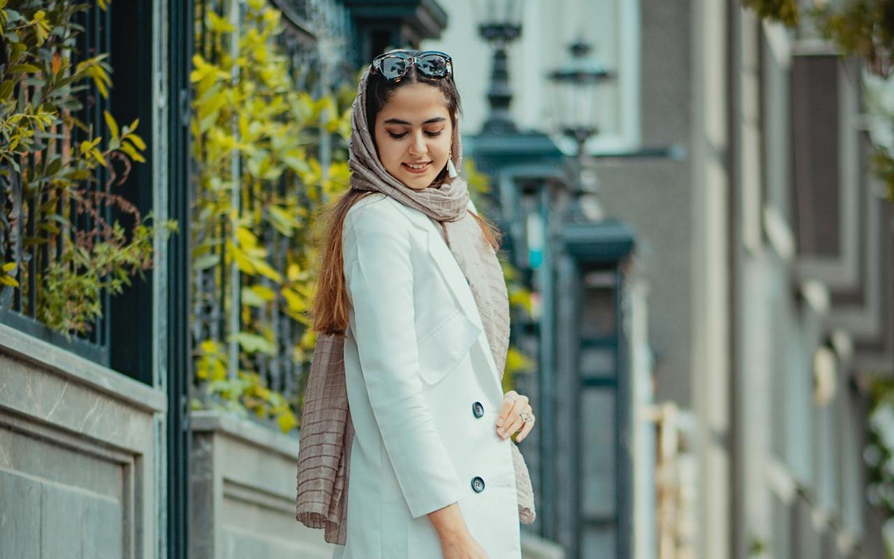 Elegantna žena stoji na ulici i gleda u pod